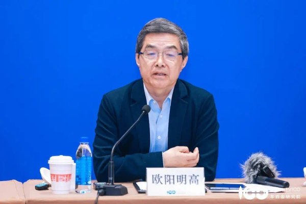 欧阳明高预判固态电池十年内更新三代！2035年新能源市占率超8成
