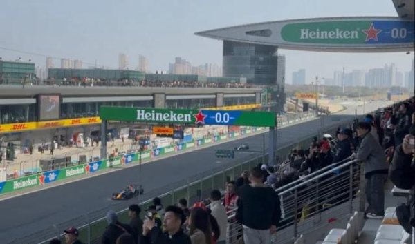 F1上海站鸣枪在即：新规争议、中国元素、与一场23万人的狂欢