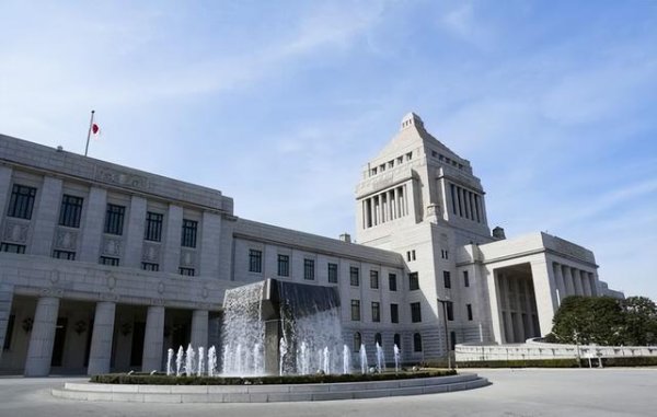 高市早苗内阁支持率63.8%，民调仅三成支持修宪出兵霍尔木兹海峡