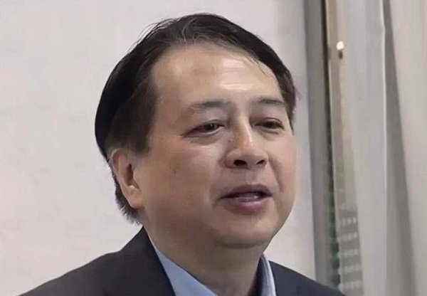 香港知名演员突然离婚，在澳门开餐厅，身材发胖发际线后移