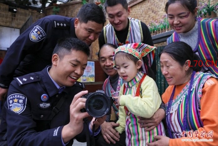 4月15日，独龙江边境派出所民警在巴坡村义务为独龙族群众拍摄全家福。陈路坤 摄