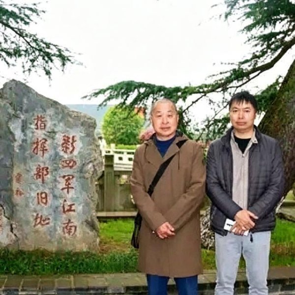 2021年，陈毅之孙陈正国、粟裕之孙粟志军溧阳祭祖，一张罕见合影