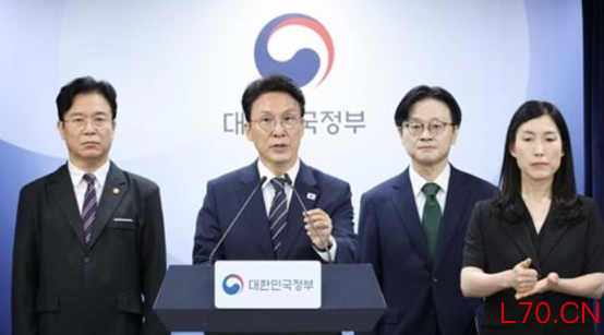 金民锡17日发表讲话时的画面 图源：韩媒