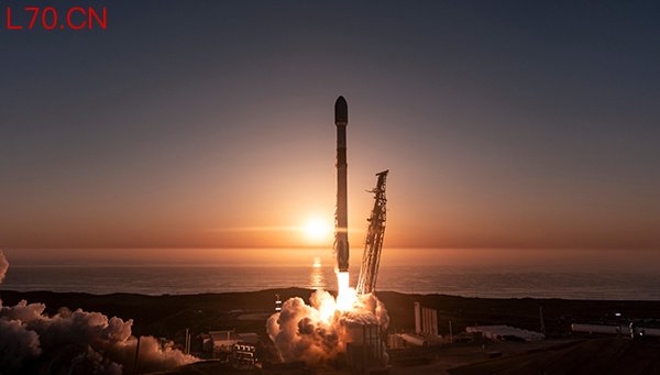 “猎鹰9”火箭发射“星链”卫星。 SpaceX社媒账号