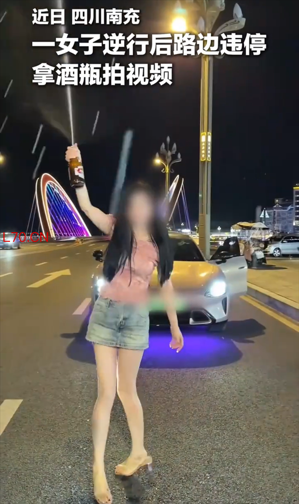 女子逆行后违停拍视频被处罚