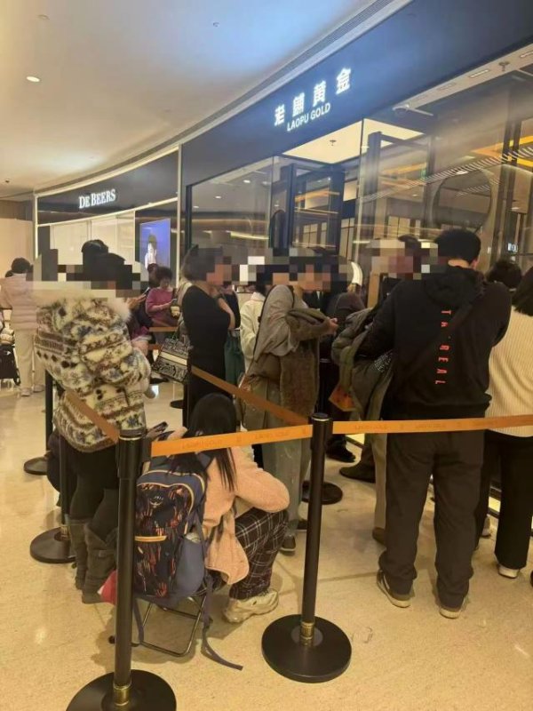 老铺黄金开年首轮涨幅高达20-30%：热门吊坠一夜涨近2万