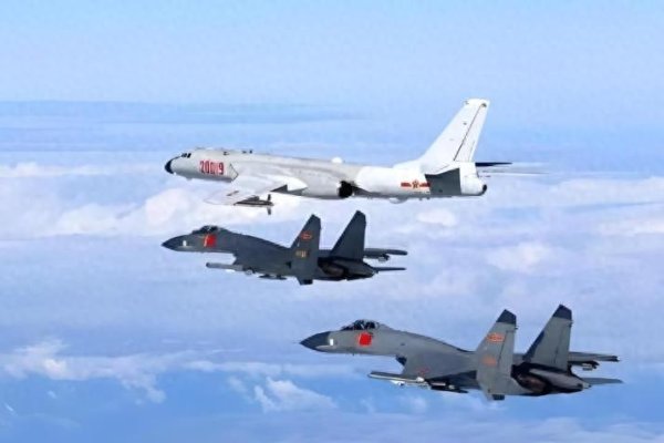 美军在中东被捆住手脚, 解放军组织海空兵力, 进入菲美日澳巡航区