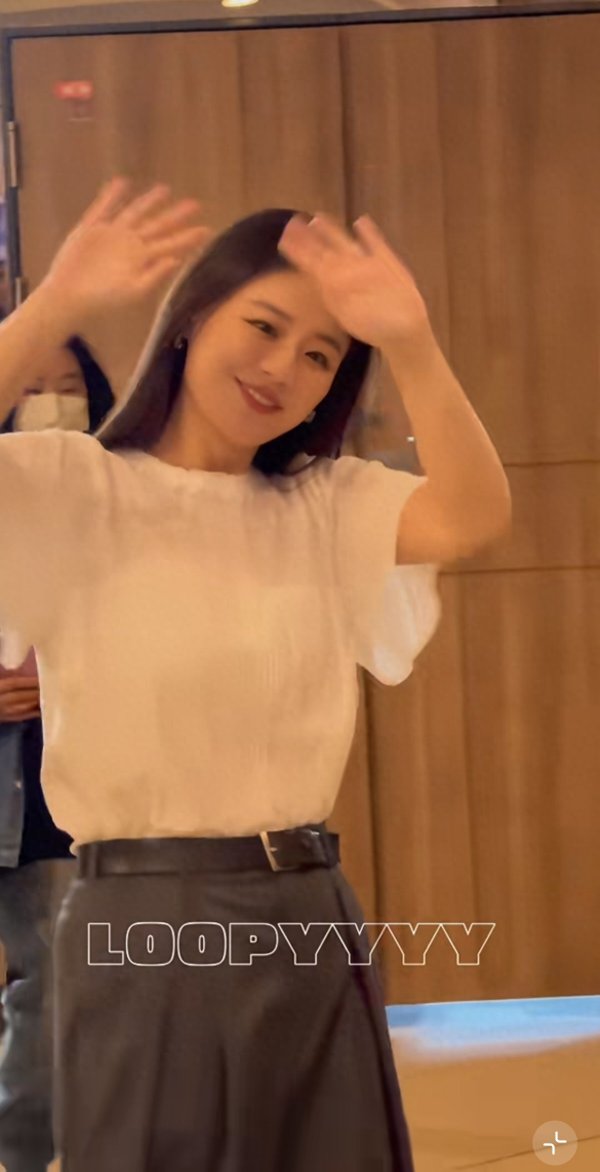 马思纯重庆路演, 白衬衫加灰色中裤简约干净, 本人笑起来超级明媚