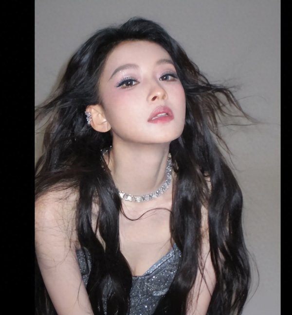 孙怡闪亮抹胸, 搭配黑色短裤, 性感十足!
